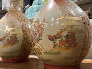 Pair of Japanese style hand-embellished porcelain vases - 3