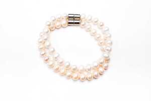 A dyed freshwater pearl necklace with silver clasp and three bracelets - 3