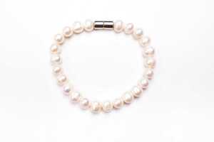 A dyed freshwater pearl necklace with silver clasp and three bracelets - 4