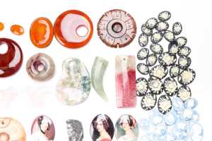 A large collection of cameos, carved gemstones and pendants - 3