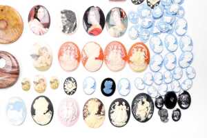A large collection of cameos, carved gemstones and pendants - 4