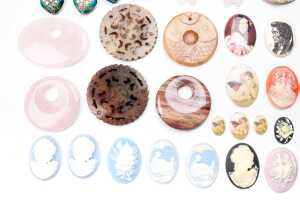 A large collection of cameos, carved gemstones and pendants - 5