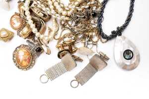 A collection of costume jewellery and watches - 4
