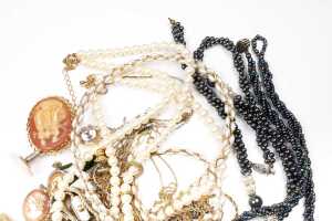 A collection of costume jewellery and watches - 5