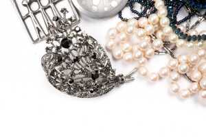 A collection of costume jewellery - 5