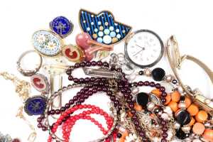 A collection of costume jewellery - 2
