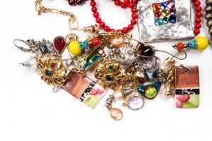 A collection of costume jewellery - 3