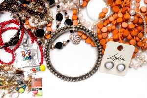 A collection of costume jewellery - 4