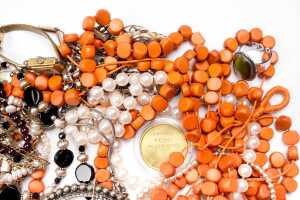 A collection of costume jewellery - 5