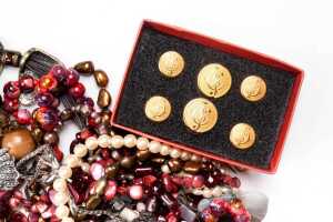 A large collection of costume jewellery - 2
