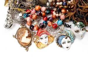 A large collection of costume jewellery - 5