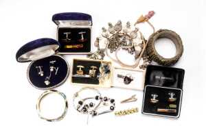 A collection of costume jewellery