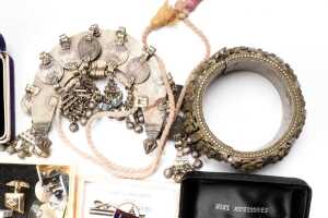 A collection of costume jewellery - 2