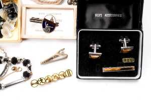 A collection of costume jewellery - 3