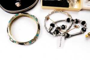 A collection of costume jewellery - 4