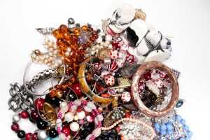 A large collection of costume jewellery - 2