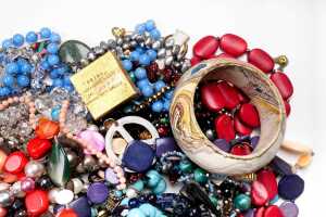 A large collection of costume jewellery - 3