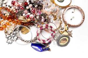 A large collection of costume jewellery - 4