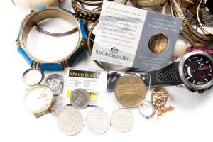 A large collection of costume jewellery - 2