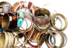 A large collection of costume jewellery - 4