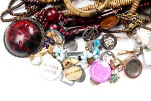 A collection of costume jewellery - 3