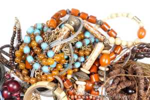 A collection of costume jewellery - 4