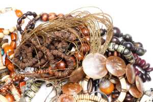 A collection of costume jewellery - 5