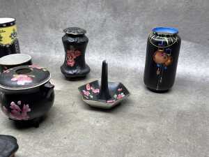 Six antique pieces with various decorations on matte black ground - 3