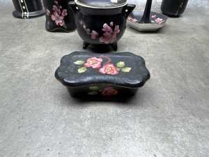 Six antique pieces with various decorations on matte black ground - 4