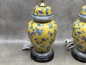 Pair of Chinese-style yellow and blue lamps with fabric shades. - 2