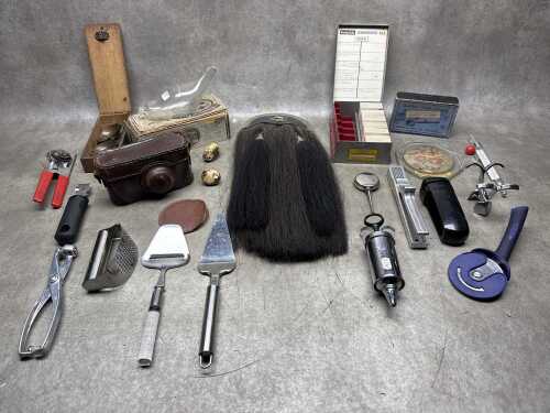 Assorted vintage items