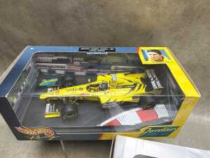 Two Hot wheels model cars, Mark Webber and Damon Hill - 3