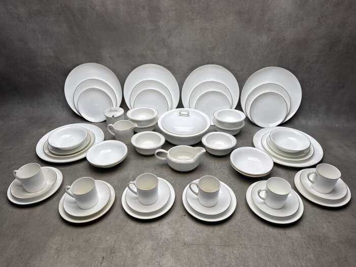 Wedgwood 'Formal gold' porcelain dinner set for six