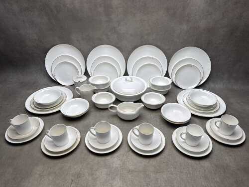 Wedgwood 'Formal gold' porcelain dinner set for six