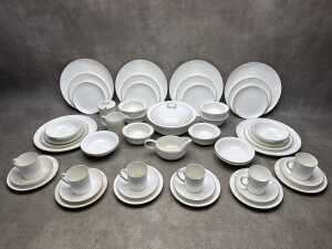 Wedgwood 'Formal gold' porcelain dinner set for six