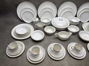 Wedgwood 'Formal gold' porcelain dinner set for six - 2