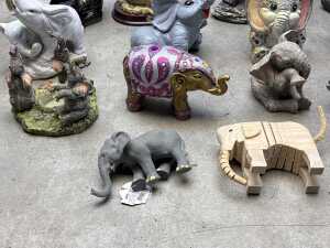 Collection of decoratiove elephant figures and money boxes - 2