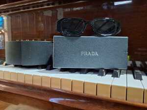 Designer-style shiny black sunglasses - 2