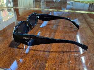 Designer-style shiny black sunglasses - 3