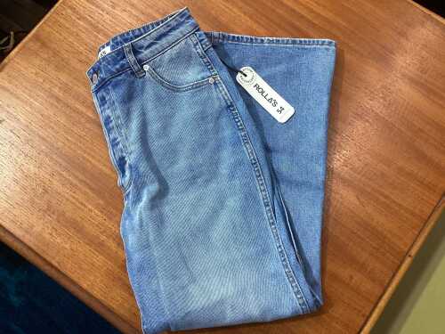 Rolla's classic flare crop ranch jeans in vintage blue, size 28