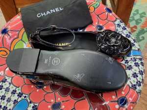 Designer-style black patent ballet flats with slip bag. - 3