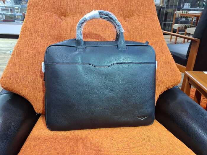 Aquila Montoro briefcase in black.