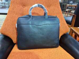Aquila Montoro briefcase in black.