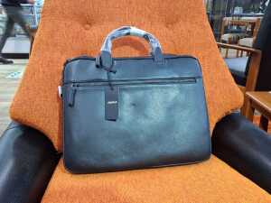 Aquila Montoro briefcase in black. - 2