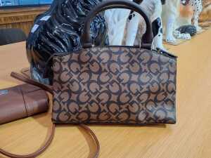 Two designer-style handbags in brown and chocolate tones - 3