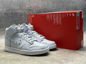 Nike Dunk High SE size US 7 Women's