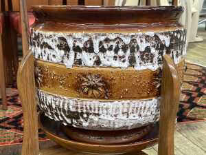 Mid-century Meera plant pot and saucer on timber stand - 2