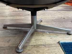 Danish Deluxe 'Anita' mid-century swivel armchair - 4