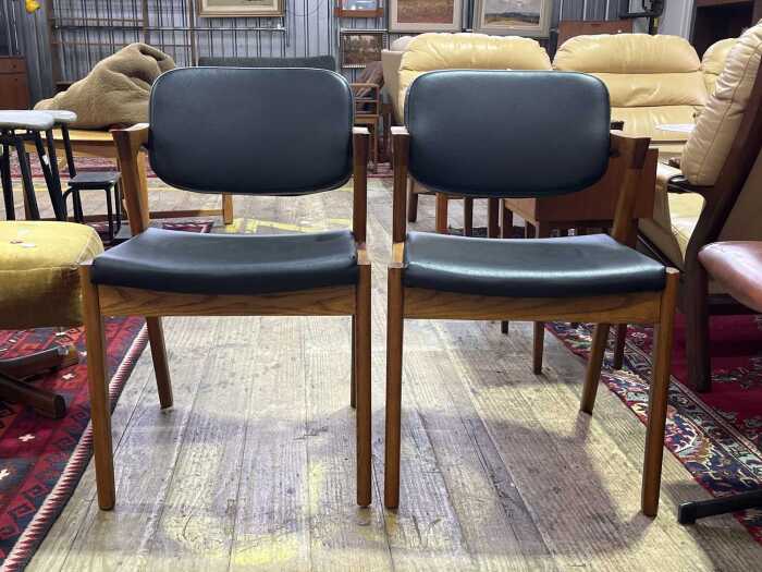 Pair of replica Kai Kristiansen Model 42 chairs