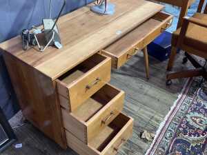 Mid-century myrtle desk - 3